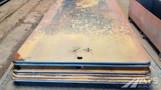 Een stapel stalen rijplaten Een stapel stalen rijplaten