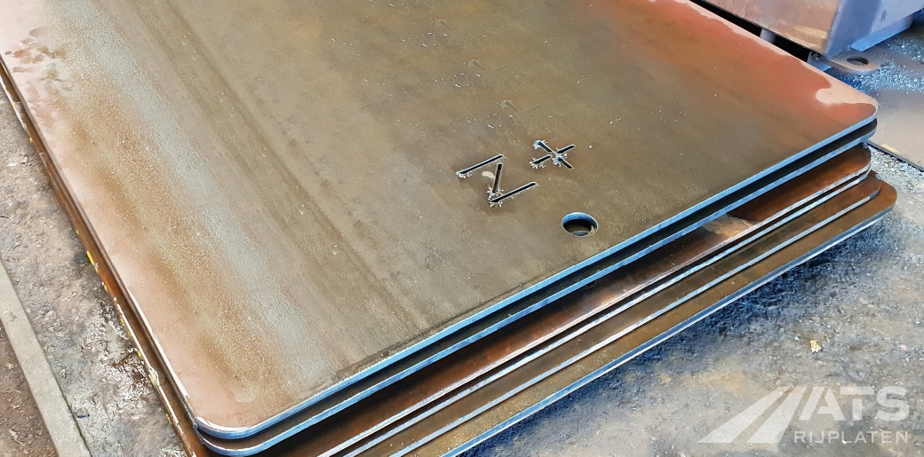 Closeup van een stapel stalen rijplaten Closeup van een stapel stalen rijplaten