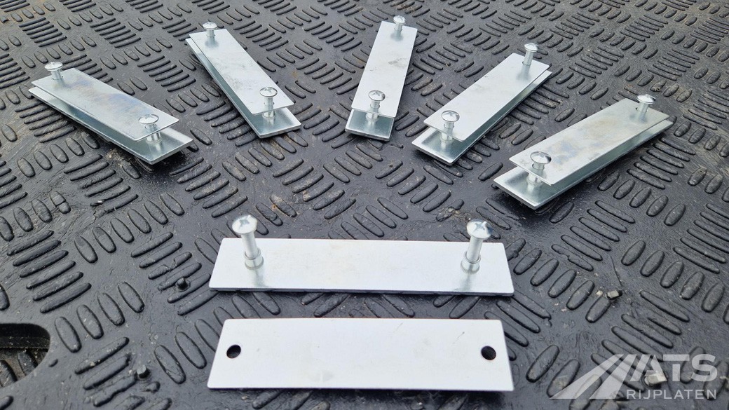 5 stuks koppelstukken staal voor B-kwaliteit rijplaten closeup